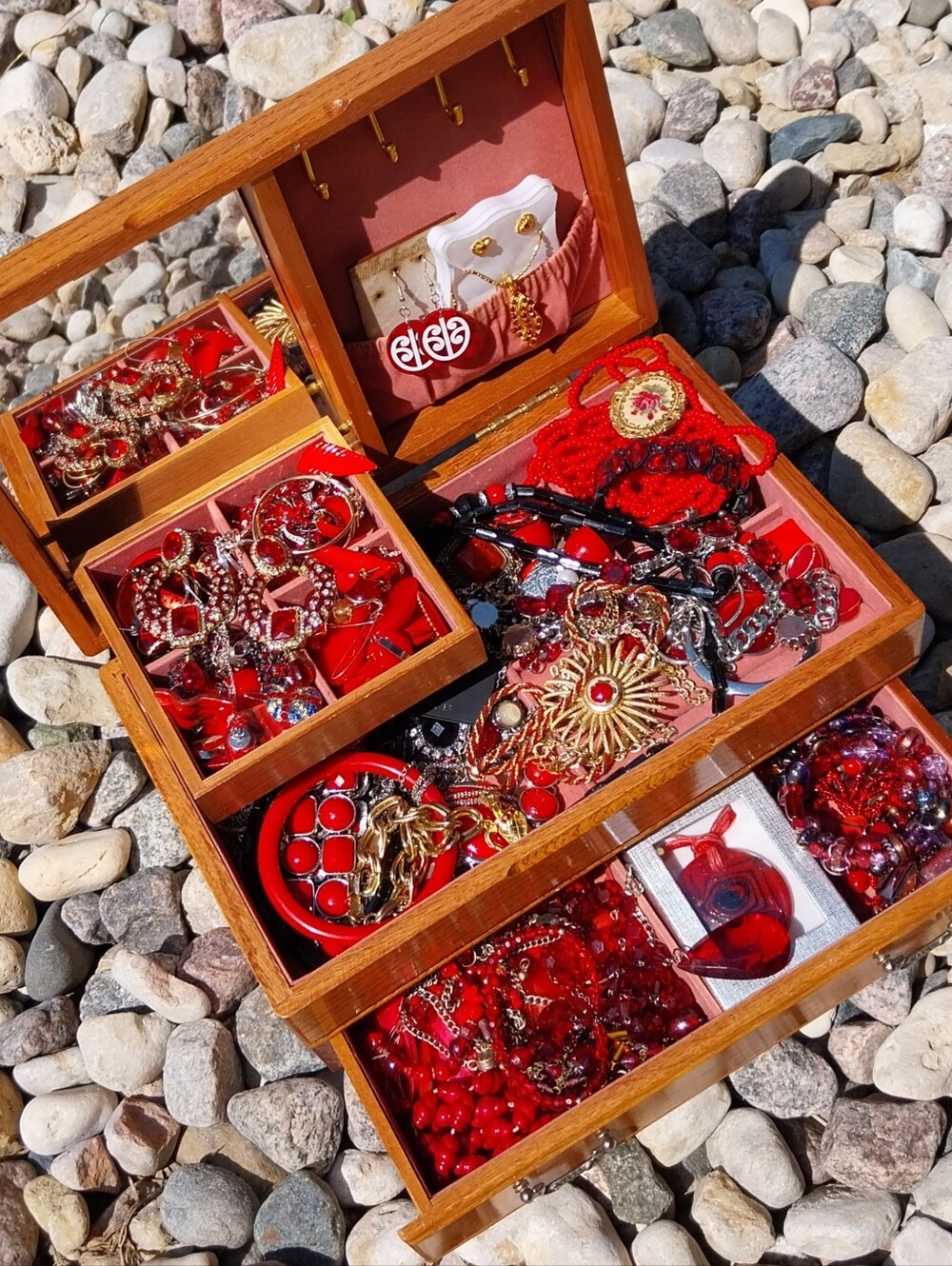 Vintage Jewelry Box Filled with Red Costume Jewelry - Picture 11 of 11